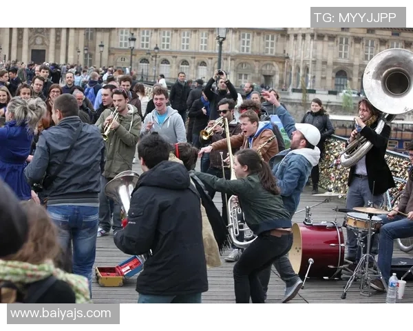 足球明星在巴黎街头的时尚瞬间与独特风格展现 足球明星在巴黎街头的时尚瞬间与独特风格展现